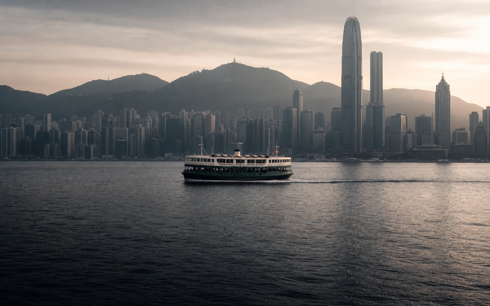 Star Ferry kreuzt den Victoria Harbour vor der Skyline im Morgendunst